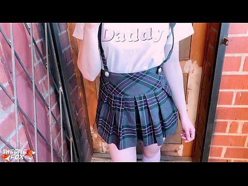 ❤️ Schoolgirl Sucks a dick gu domhainn agus fucks an àite clasaichean. Porno  leinn